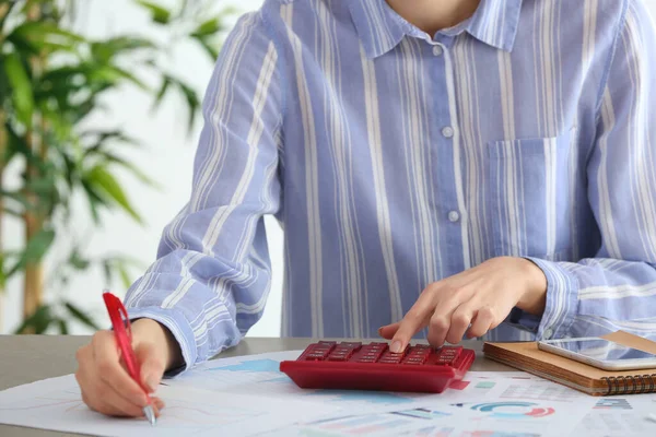 Vrouwelijke Accountant Werkzaam Aan Tafel Functie Close — Stockfoto