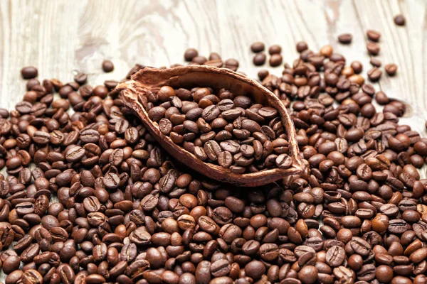 Muchos Granos Café Con Vaina Cacao Mesa — Foto de Stock