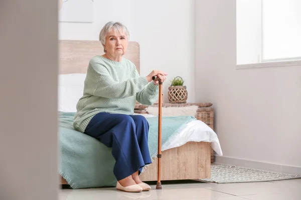 Ältere Frau Leidet Hause Unter Geistiger Behinderung — Stockfoto