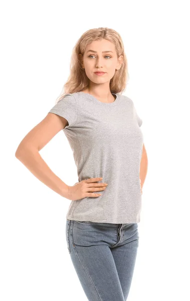 白い背景にスタイリッシュなTシャツの女性 — ストック写真