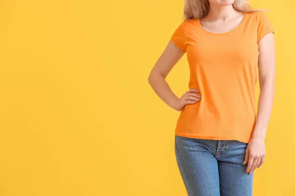 Mujer Elegante Camiseta Sobre Fondo Color —  Fotos de Stock