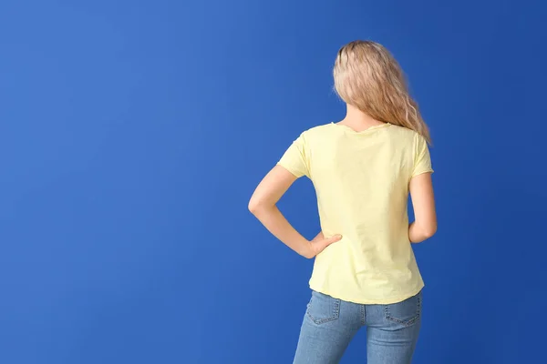 Mujer Elegante Camiseta Sobre Fondo Color — Foto de Stock