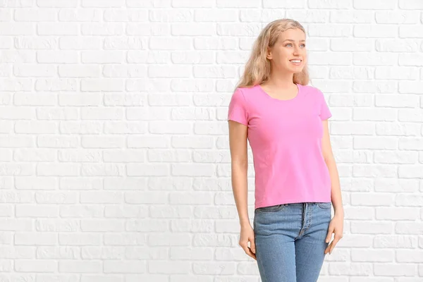 Mujer Elegante Camiseta Sobre Fondo Ladrillo Blanco —  Fotos de Stock