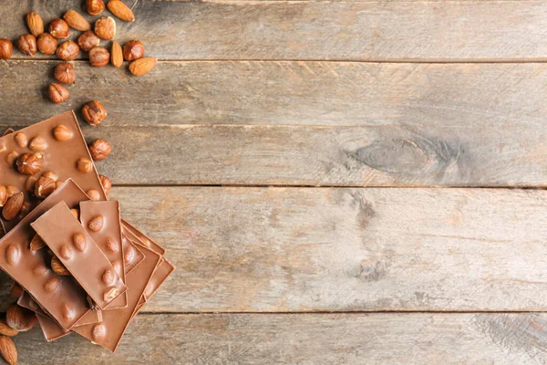 Süße Schokolade Mit Nüssen Auf Holztisch — Stockfoto