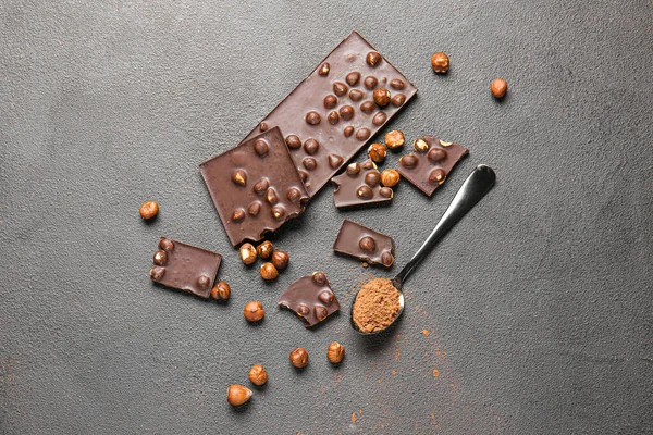 어두운 배경에 견과류 초콜릿 — 스톡 사진