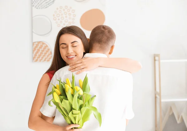 Mujer Feliz Con Flores Recibidas Novio Casa — Foto de Stock