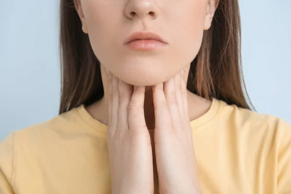 Young Woman Checking Thyroid Gland Color Background Closeup — Stock Photo, Image