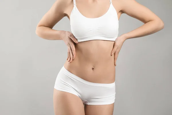 Mujer Joven Ropa Interior Sobre Fondo Gris Concepto Cirugía Plástica — Foto de Stock