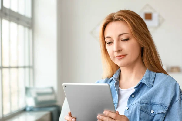 Mature Woman Using Tablet Computer Online Learning Home — Stock Photo, Image