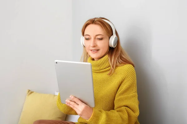 Ώριμη Γυναίκα Χρησιμοποιώντας Τον Υπολογιστή Tablet Για Online Μάθηση Στο — Φωτογραφία Αρχείου