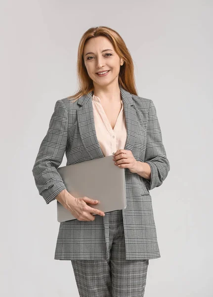 Portret Stylowej Bizneswoman Laptopem Jasnym Tle — Zdjęcie stockowe