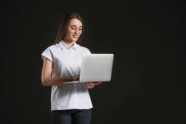 Porträt Der Schönen Jungen Geschäftsfrau Mit Laptop Auf Dunklem Hintergrund — Stockfoto