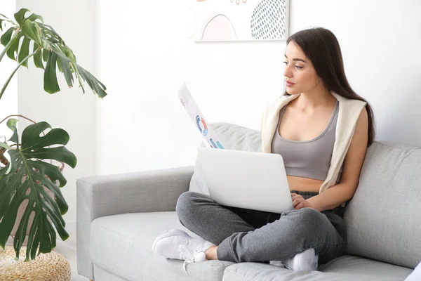 Hermosa Diseñadora Femenina Trabajando Casa —  Fotos de Stock