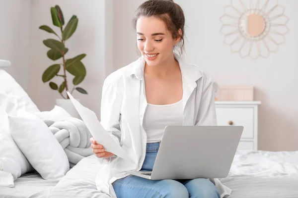 Bella Giovane Donna Che Lavora Sul Computer Portatile Casa — Foto Stock