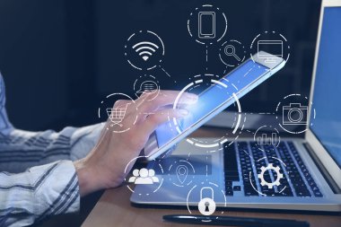 Akşam tablet bilgisayarda çalışan bir kadın. Dijital pazarlama kavramı