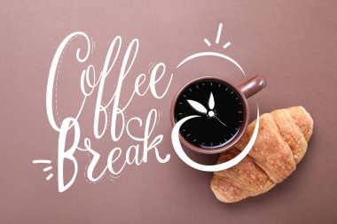 Bir fincan sıcak kahve ve kruvasan.