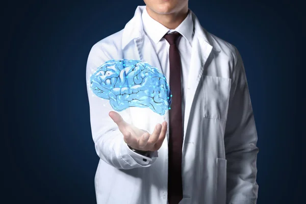 Mannelijke Neuroloog Met Digitaal Hersenmodel Donkere Achtergrond — Stockfoto