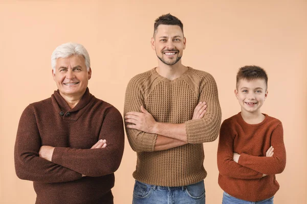 Mann Mit Vater Und Sohn Auf Farbigem Hintergrund — Stockfoto