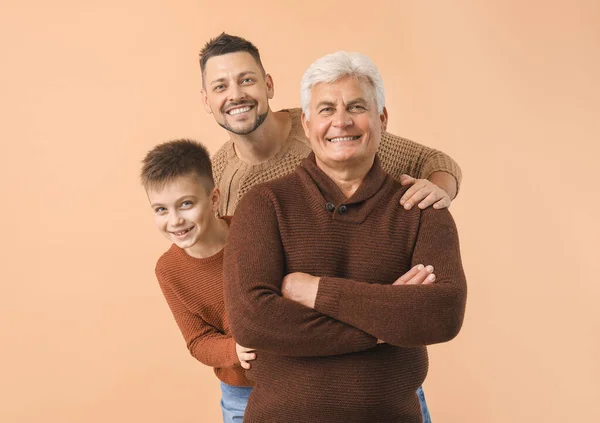 Hombre Con Padre Hijo Sobre Fondo Color — Foto de Stock