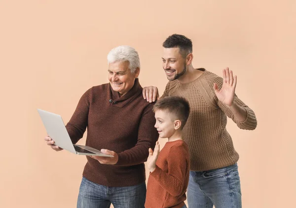 Man Met Zijn Vader Zoon Met Behulp Van Laptop Kleur — Stockfoto