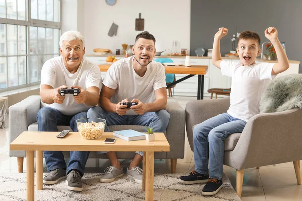Babası Oğluyla Evde Video Oyunu Oynayan Bir Adam — Stok fotoğraf