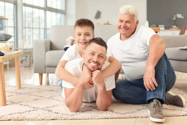 Mann Mit Vater Und Sohn Hause — Stockfoto