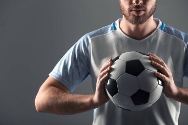 Siyah arka planda erkek futbolcunun silueti
