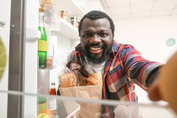 Hombre Afroamericano Desempacando Productos Frescos Del Mercado Cocina Vista Desde — Foto de Stock