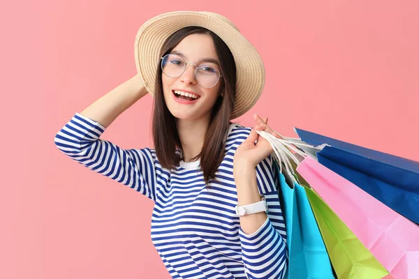 Bella Giovane Donna Con Borse Della Spesa Sfondo Colore — Foto Stock