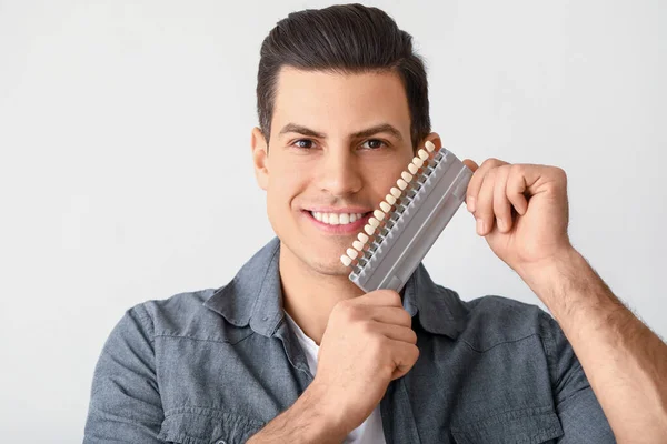 Homem Com Dentes Amostras Cor Fundo Luz — Fotografia de Stock