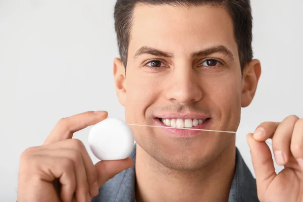 Junger Mann Mit Seide Auf Hellem Hintergrund — Stockfoto