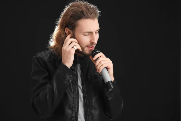 Joven Cantante Masculino Sobre Fondo Oscuro — Foto de Stock