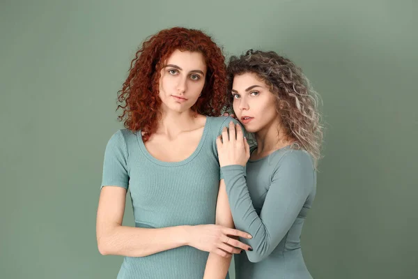 Hermosas Mujeres Jóvenes Sobre Fondo Color —  Fotos de Stock