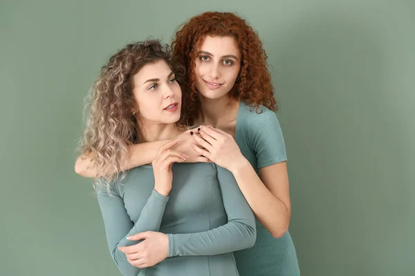 Hermosas Mujeres Jóvenes Sobre Fondo Color — Foto de Stock