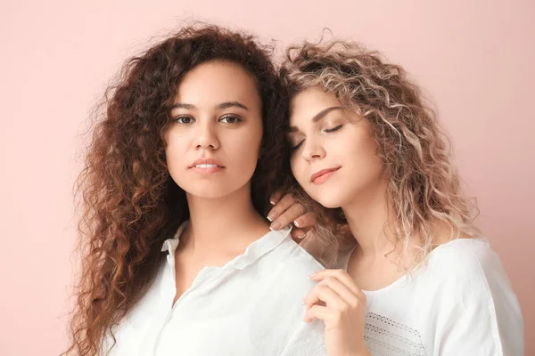 Hermosas Mujeres Jóvenes Sobre Fondo Color — Foto de Stock