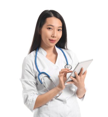 Beyaz arka planda tablet bilgisayarı olan Asyalı kadın doktor.
