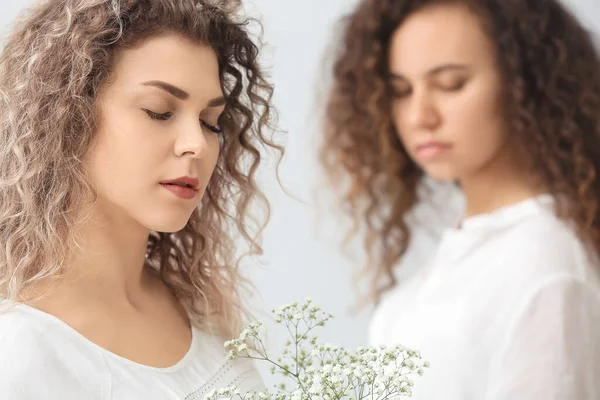 Mooie Jonge Vrouwen Lichte Achtergrond — Stockfoto