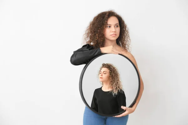 Красивая Модель Держит Зеркало Отражением Молодой Женщины Белом Фоне — стоковое фото