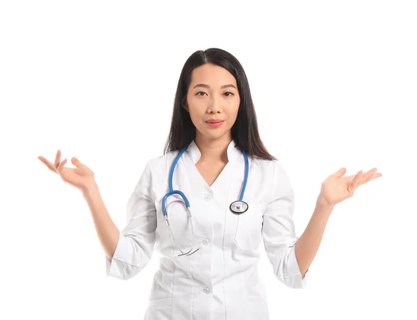 Médico Asiático Fêmea Fundo Branco — Fotografia de Stock