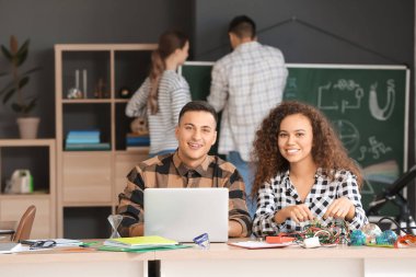 Sınıfta fizik dersindeki gençler