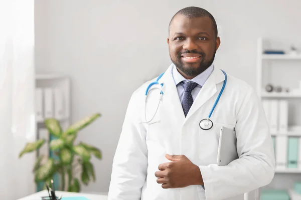 Man Afro Amerikaanse Arts Met Tablet Computer Kliniek — Stockfoto