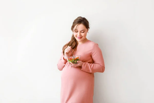 Mooie Zwangere Vrouw Met Gezonde Salade Lichte Achtergrond — Stockfoto