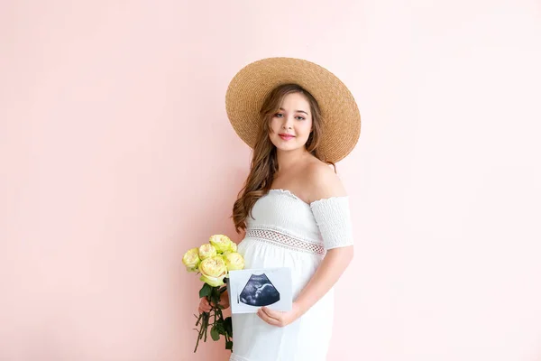 美しい妊娠中の女性の花やソノグラム画像上の色の背景 — ストック写真