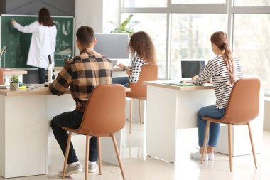 Sınıfta fizik dersi veren öğretmen.