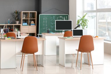 Modern okulda fizik dersine hazırlanan sınıfın içi.