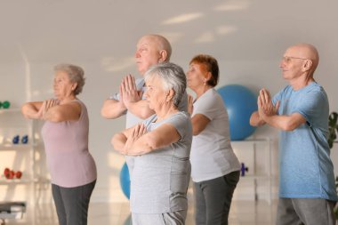 Spor salonunda egzersiz yapan yaşlılar