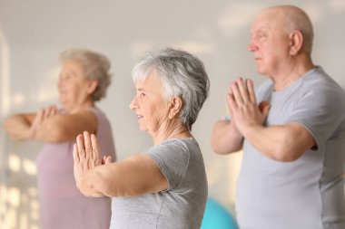yaşlı kadın spor salonunda egzersiz