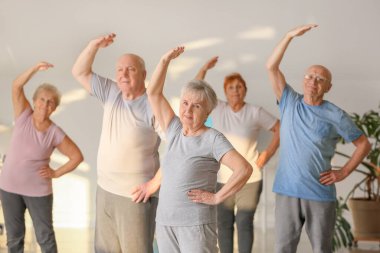 Spor salonunda egzersiz yapan yaşlılar