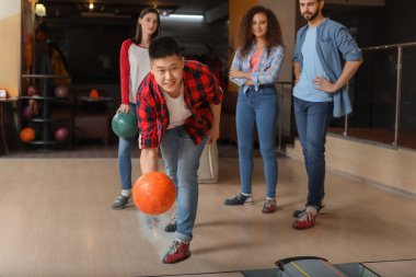 Kulüpte bowling oynayan arkadaşlar