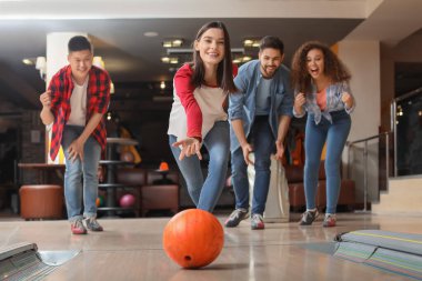 Kulüpte bowling oynayan arkadaşlar